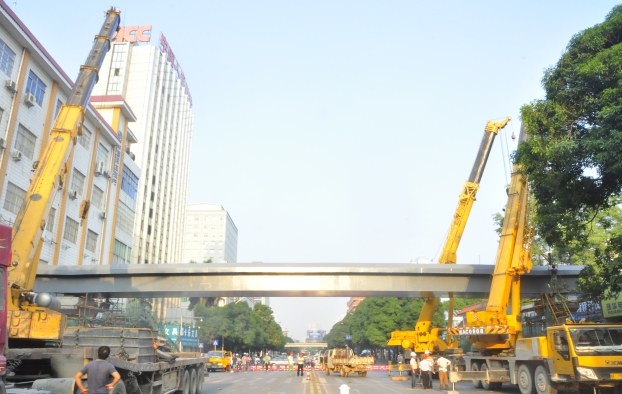 早上出门，市民惊喜地发明星湖路上横空多出了两座30多米长的天桥