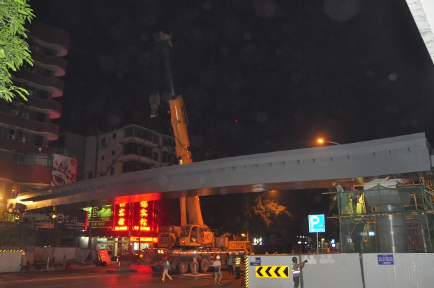 长38米、、、重达87吨的钢箱梁，被200吨吊车稳稳地吊装在两个桥梁墩柱之上