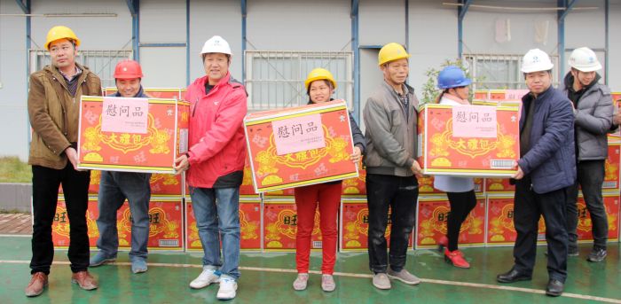 003慰问团向现场务工职员发放慰问品.jpg