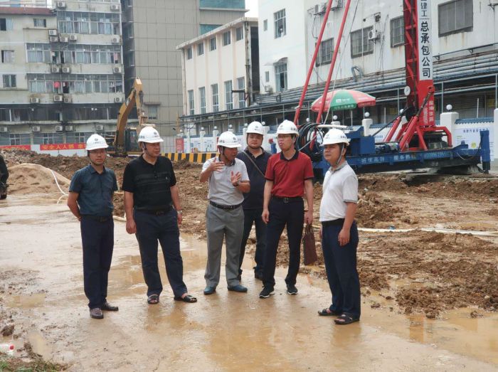 01公司党委书记、董事长陈祖训在施工现场旅行.jpg