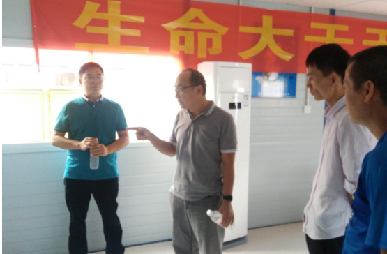 5陆烜在指导事情。。。陈其毅 摄1.png