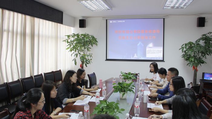 检查小组在五分公司检查预结算事情 骆春玲摄.jpg