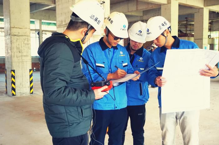 蔡仁辉（右一）加入现场质量测评事情，并虚心向先进讨教质量手艺控制知识。谢微旋 摄.jpg