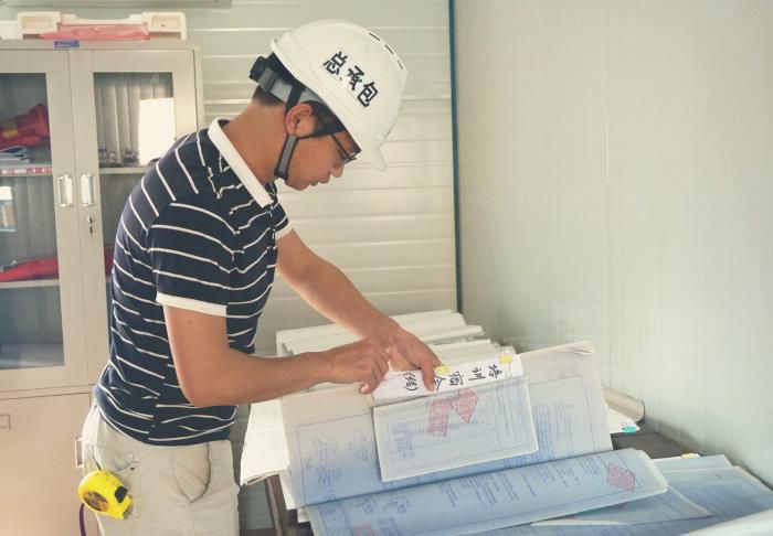 卷尺不离身，能下工地，也能仔细的整理好每一份资料。谢微旋 摄.jpg