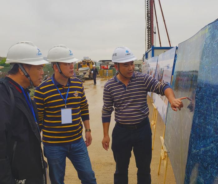 8.1项目认真人对现场举行解说。。。杨弘桦摄_700x591.jpg