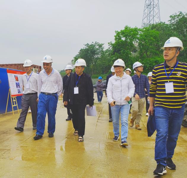 8公司向导与检查组成员来到施工现场。。。杨弘桦摄_631x600.jpg