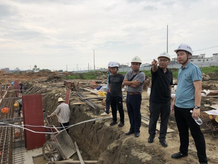 3检查现场。农丰华 摄700.jpg