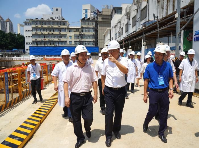 4黄俊华视察项目部。。。 刘萌萌 摄700.jpg