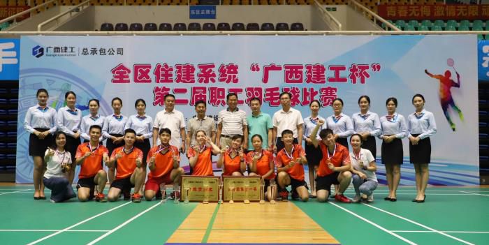 3.2出席向导与公司代表队、礼仪队合影 700.JPG