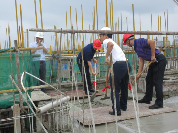 1.封顶仪式现场。。。李丽淇 摄700.png