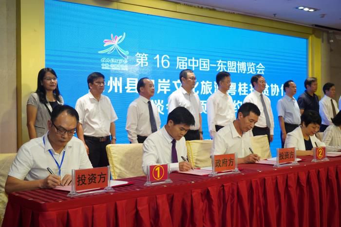 4签约现场。。。邓灿滨 摄700.JPG