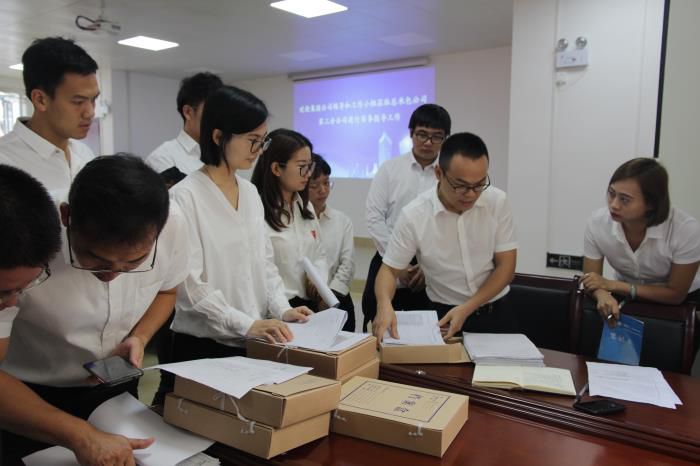 8.1检查相关资料！！５瞬颖 摄700.JPG