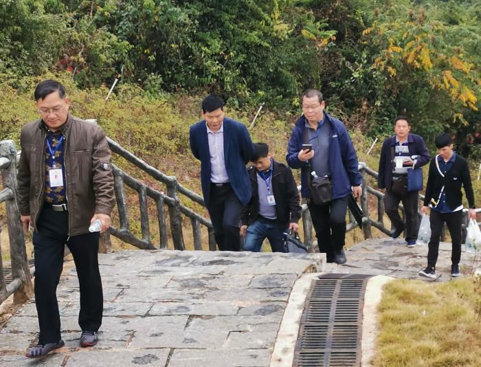 1.检查组深入现场检测。苏小智摄700.jpg