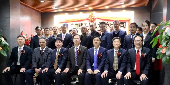 公司在家向导与各单位代表合影留念。。王威海 摄.jpg