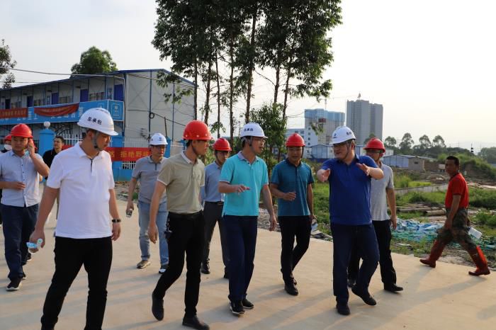 21.1陈祖训到贺州棚改项目调研。。：：：罱〗 摄700.JPG