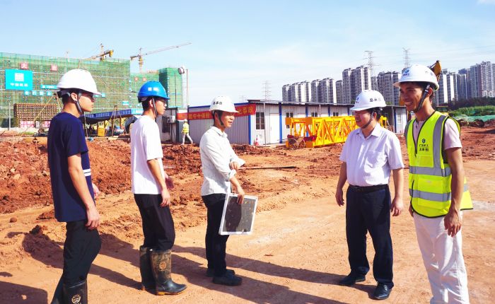 （备。！！）岑廷义深入现场审查，，并与青年治理员亲热攀谈。！！Ｐ晃⑿ 摄.jpg