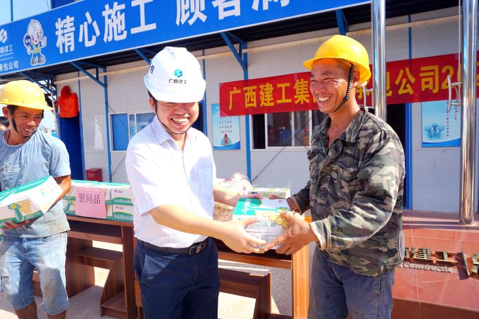 岑廷义为工人发放清凉慰问品。！！Ｐ晃⑿ 摄.jpg