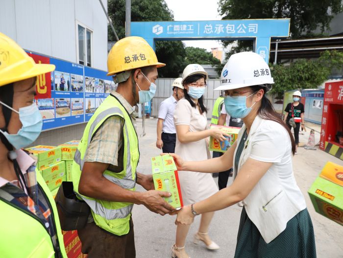 发放清凉饮品。。李立云 摄.jpg