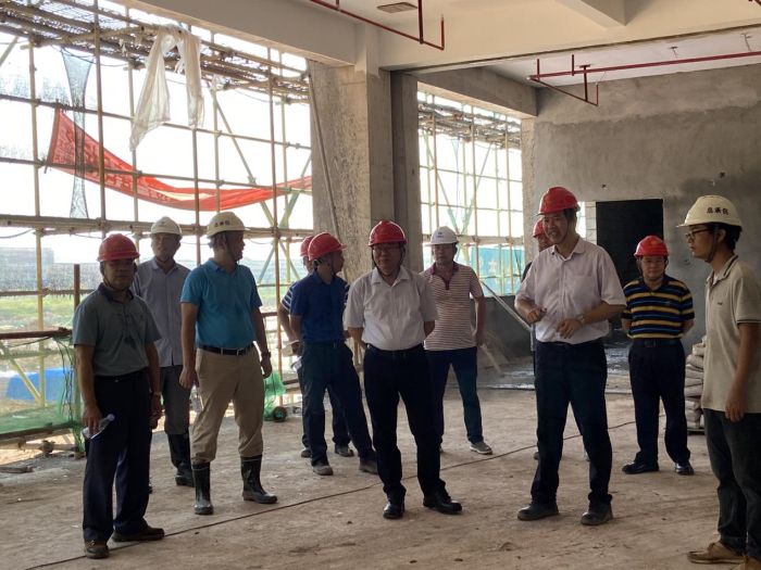 1实地审查东B-1食堂建设情形。。韦艳兰 摄.jpg