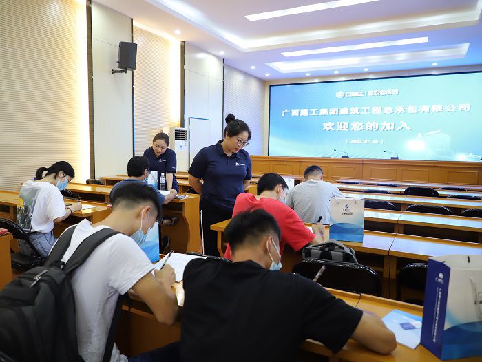 新员工签署劳动条约。。李立云 摄.JPG