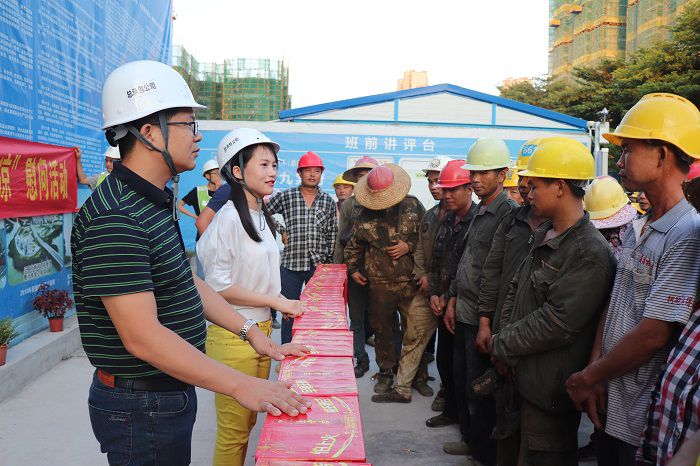 梁思赫慰问农民工。。 唐霞 摄.JPG