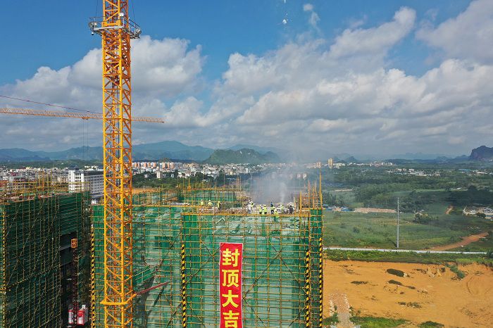 封顶照片。卢瑞阳 摄.JPG