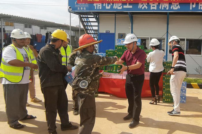 “送清凉”活动现场。。。 梁武益 摄.jpg