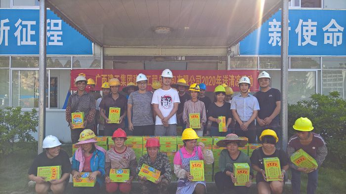 河池高中项目部慰问现场。 刘西岳 摄.jpg