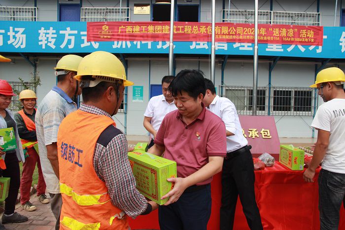 岑廷义在给工人发放慰问品。。邓灿滨 摄.JPG