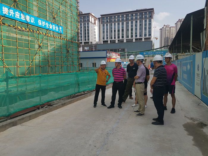 检查现场。。。谭凯文 摄.jpg