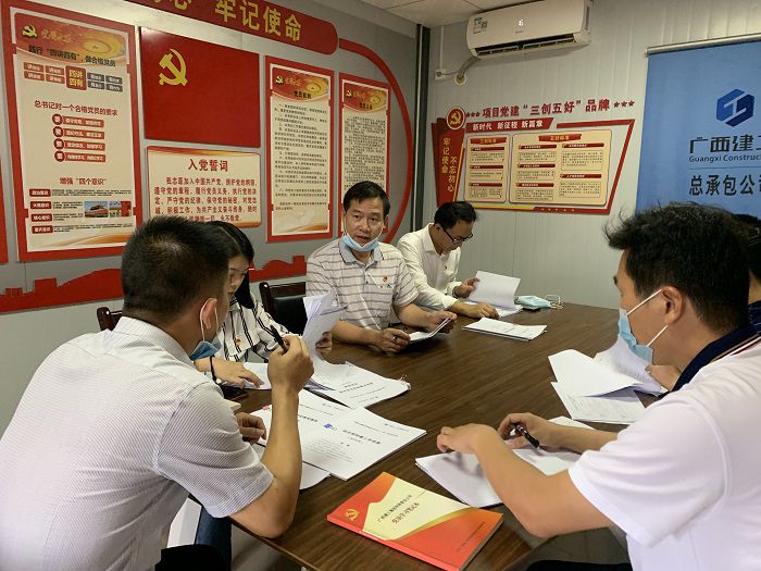 检查组检查质料。 刘萌萌 摄.jpg