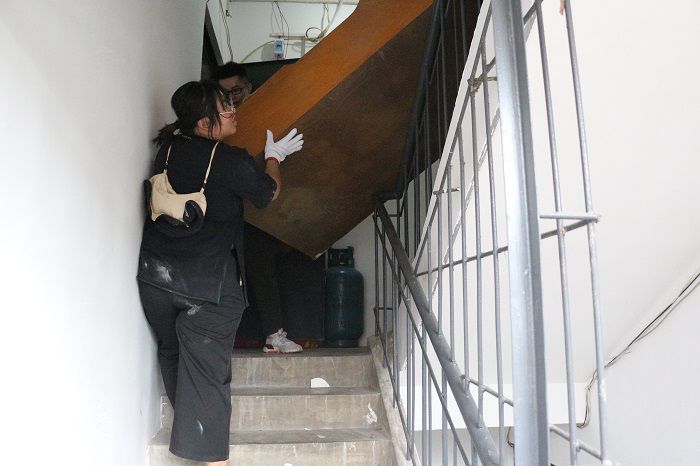 搬运杂物。。刘萌萌 摄.JPG