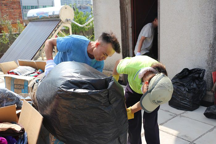 收运垃圾。。刘萌萌 摄.JPG