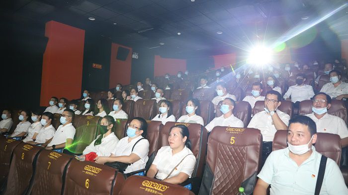 5号厅观影职员合影！！！。邓灿滨 摄.JPG