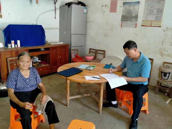07张强到结队帮扶贫困户家中走访.jpg
