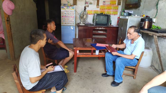 08林平均到结队帮扶贫困户家中走访.jpg