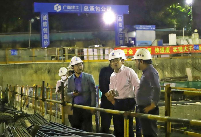 检查现场。 郑诗宝摄.jpg