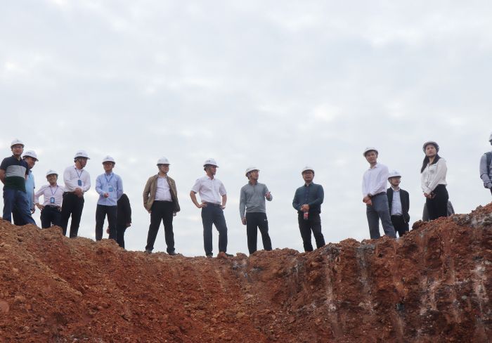 实地调研。 杨俊峰 摄.jpg