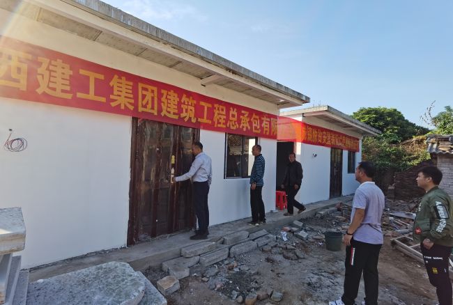 调研组考察现场1。。林磊 摄.jpg