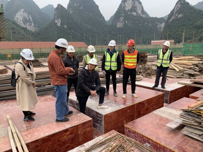 高峻模板施工现场。。。陈志健 摄.jpg