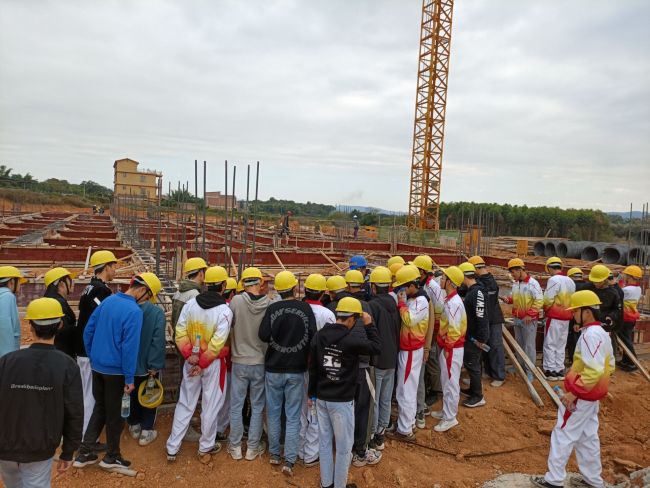 学生观摩学习现场。。龙兆开 摄.jpg