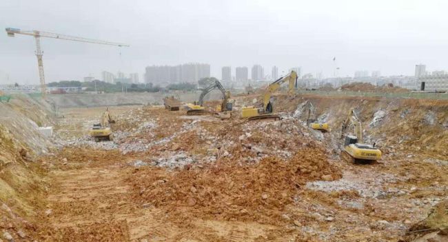 1图书馆土方开挖现场。。莫光富 摄.jpg