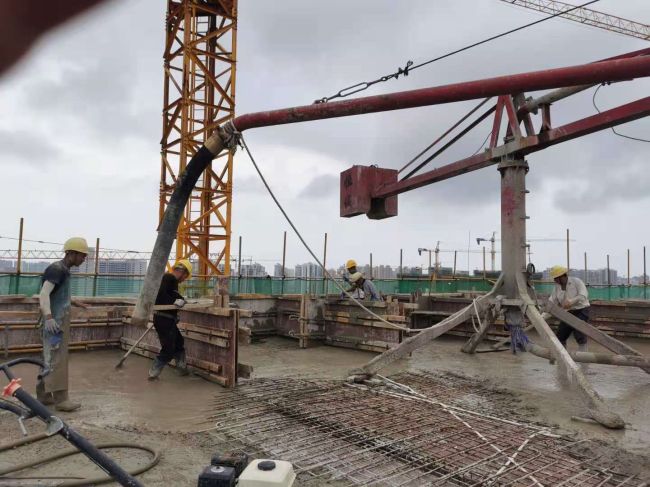 5 8#楼封顶施工现场。。刘世威 摄.jpg