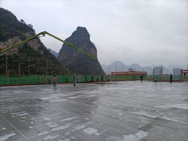 风雨操场食堂屋面层混凝土浇筑现场。。陈志健 摄.jpg