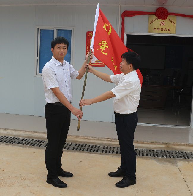 授旗仪式。。张钊林 摄（修图）.jpg