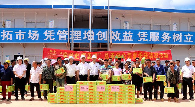 “送清凉”活动合影留念。。 周煜川摄（修图）.jpg