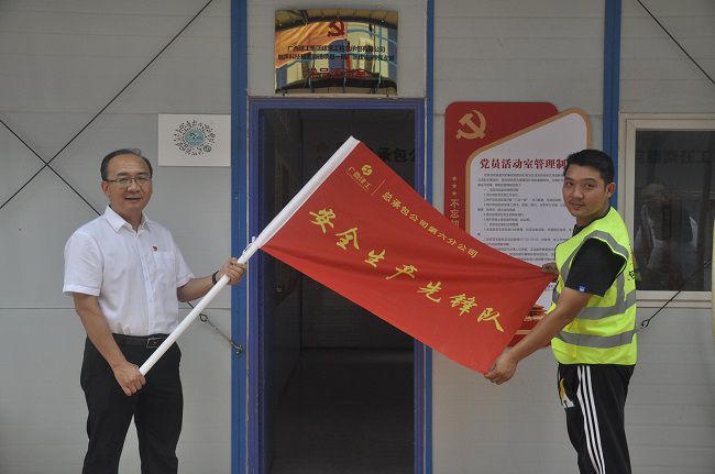 授旗现场。。王瑾贞 摄（修图）.jpg