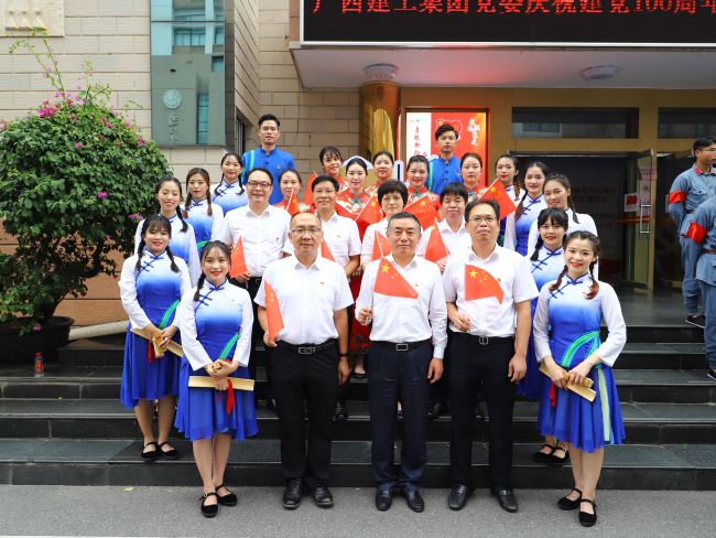 向导与演职职员合影。李立云 摄.jpg