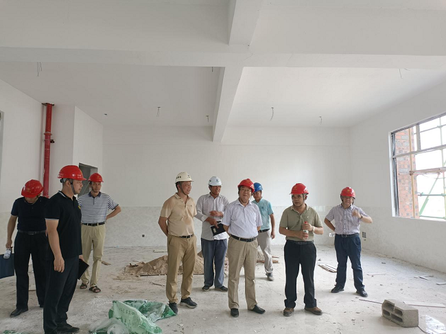 实地审查项目建设。莫杰妃 摄（修图）.png