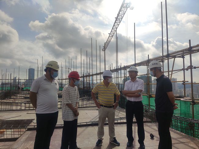 检查现场。卢文清 摄（修图）.jpg